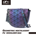 Bolsa a tiracolo geométrica noctilucente em PU