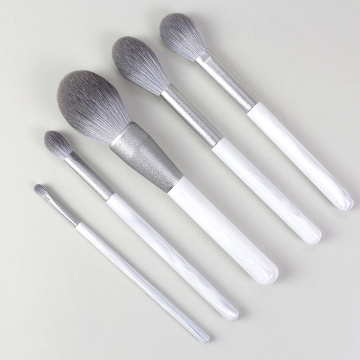 Das neueste silbergraue Make-up-Pinsel-Set für 2021