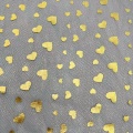 Tessuto a rete in tulle di poliestere con stampa laminata di cuori dorati