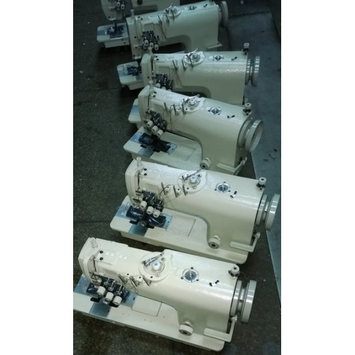 Machine à coudre à point noué à trois aiguilles