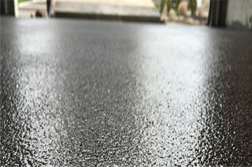 Pavimento antiscivolo levigato con resina epossidica