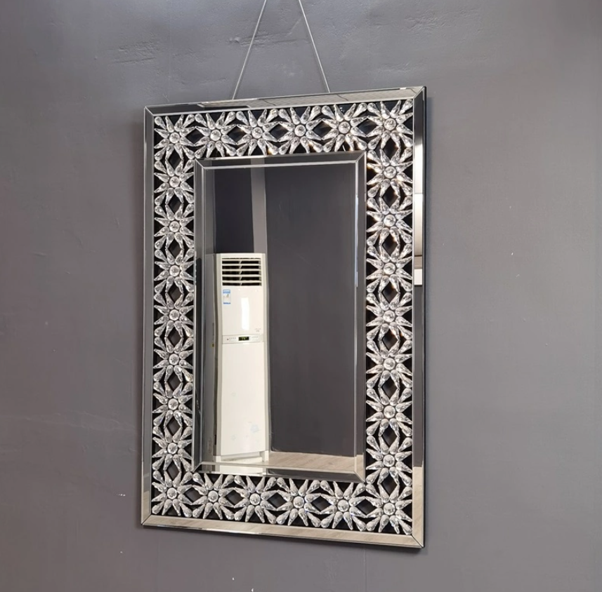 Espejo decorativo interior sobre la chimenea
