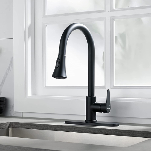 Faucet ketukan dapur hitam matte komersial dengan penyemprot