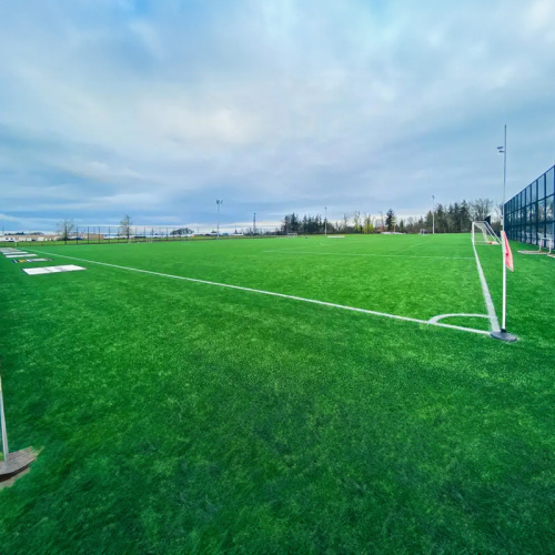 Perfektný umelý trávnik futbalového ihriska na povrchu