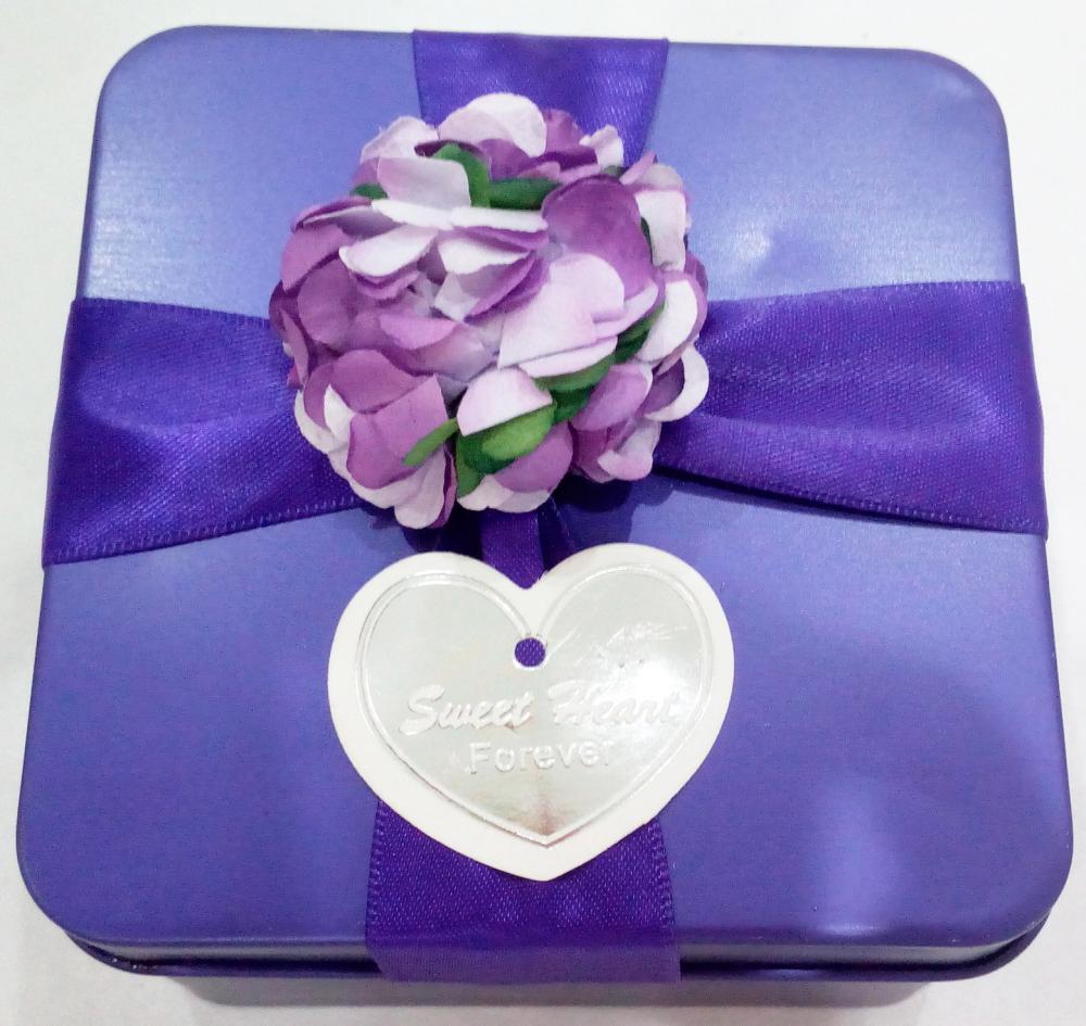 Scatola di latta viola da sposa con decration di fiori