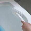 Brosse de nettoyage de salle de bain avec une longue poignée