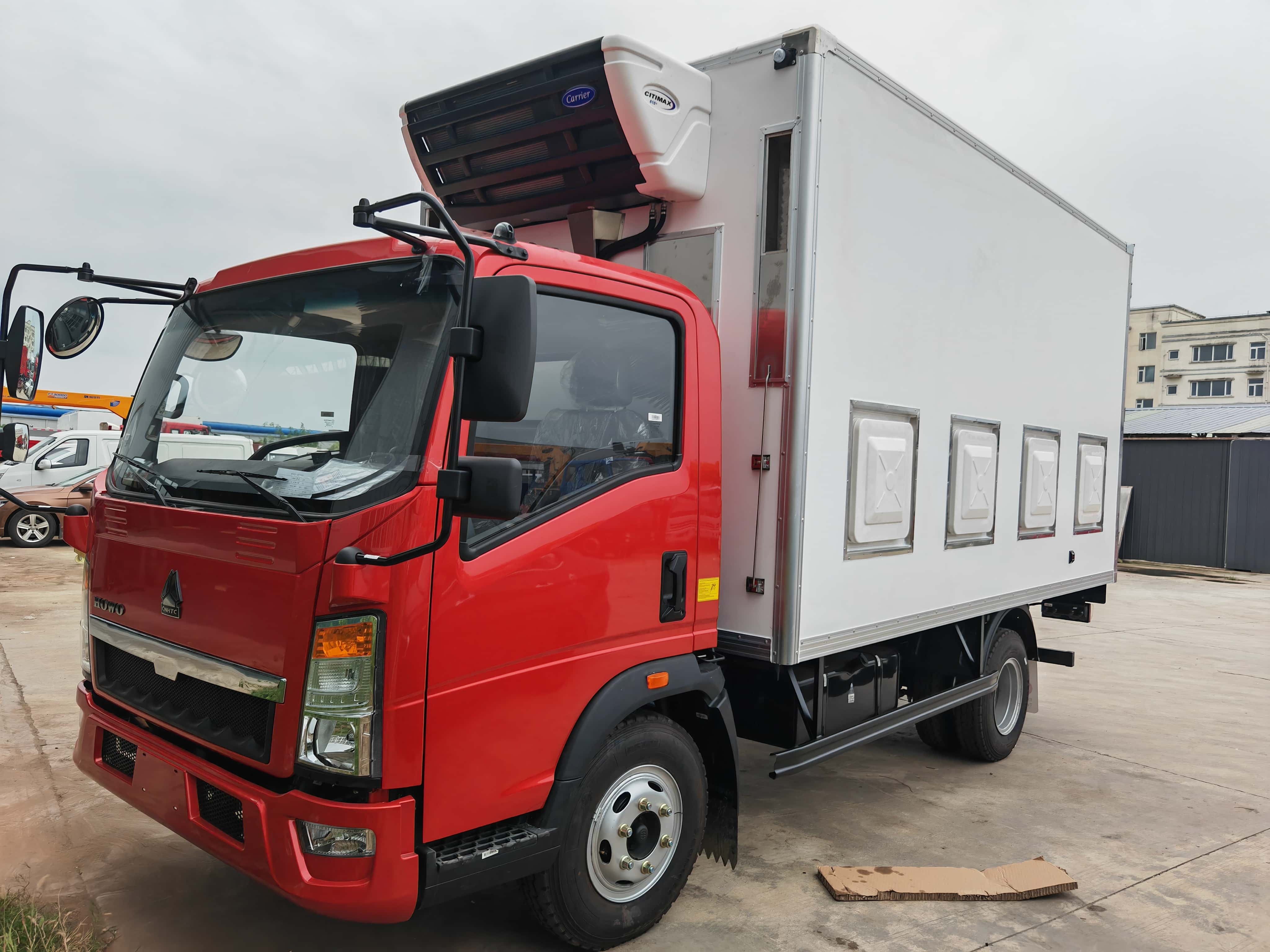 HOWO 5M van box livestock transport truck