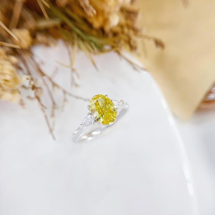 Matingkad na Yellow Oval Lab Diamond Trilogy Ring
