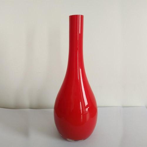 Vaso vermelho em formato de pepino para decoração de casa
