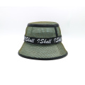 Groene volle mesh emmer hoed met decoratieve riem
