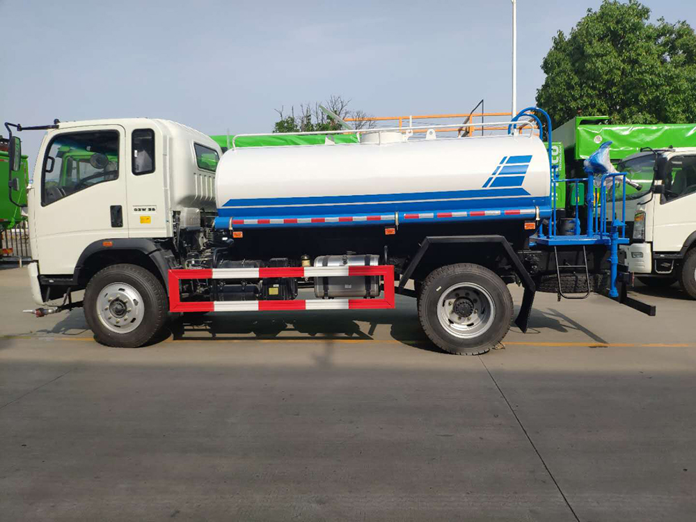 Sinotruk 4x2 8CBM 8000liters Water Distributor Truck