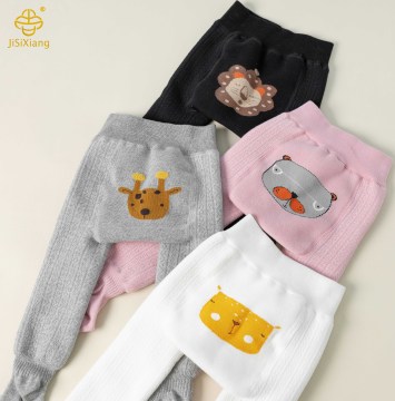 Der große Hintern des Cartoon-Babys verdickt sich im Herbst und Winter