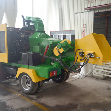 Mobile wood chipper with high efficiency