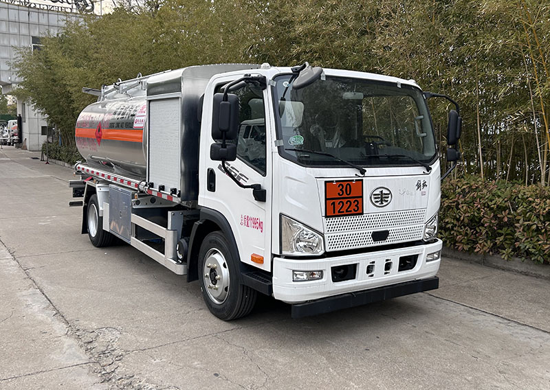 Dongfeng 4×2 15.8m³ Tanker Truck in fuel Delivery