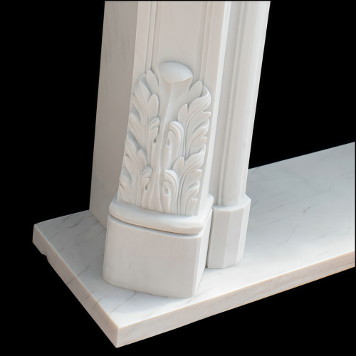 Elegante chimenea de piedra blanca con tallas detalladas