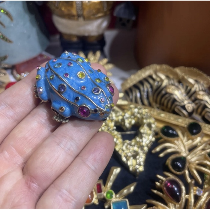 Um delicado broche de esmalte de meados do século