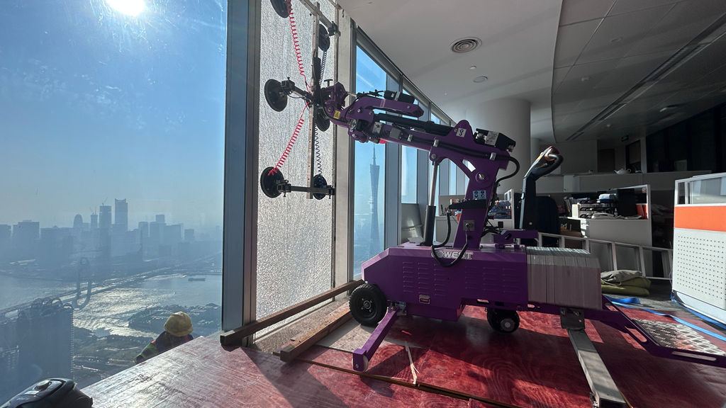Cowest Machinery's WSR-400MINI Shines in High-Altitude Glass Replacement at Guangzhou IFC (3)