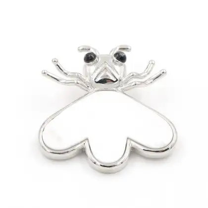 Natural Crystal Little Bee Pendant: A Stylish and Feminine Jewelry Accessory in Pine Stone