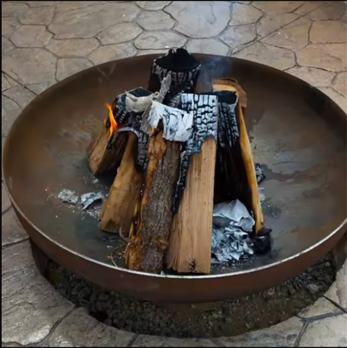 Zeitgenössischer Corten Stahlgartenkamin