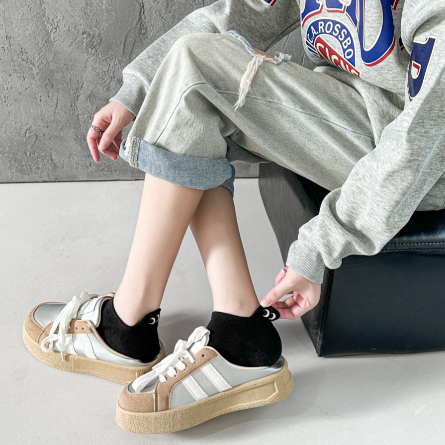 Ang mga naka -istilong mata ay palamutihan ang mga medyas ng bangka