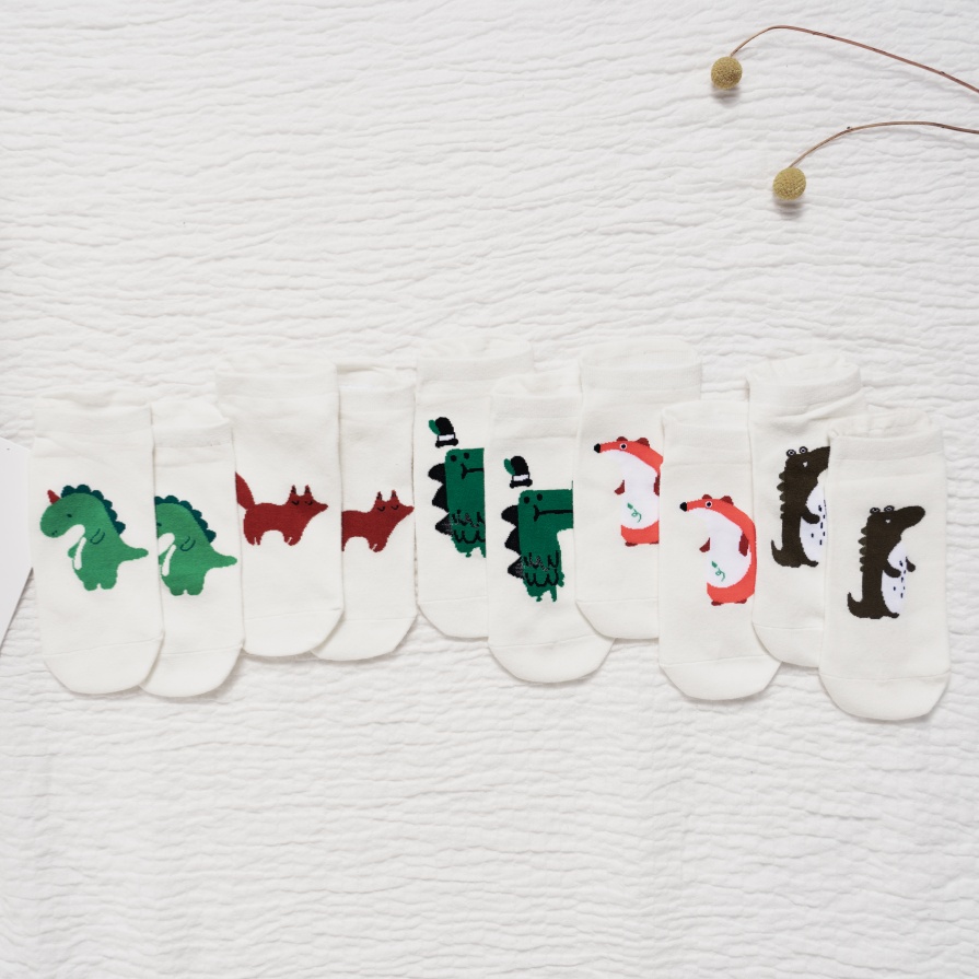 Versatile boat medyas na nagtatampok ng modelo ng hayop dinosaur