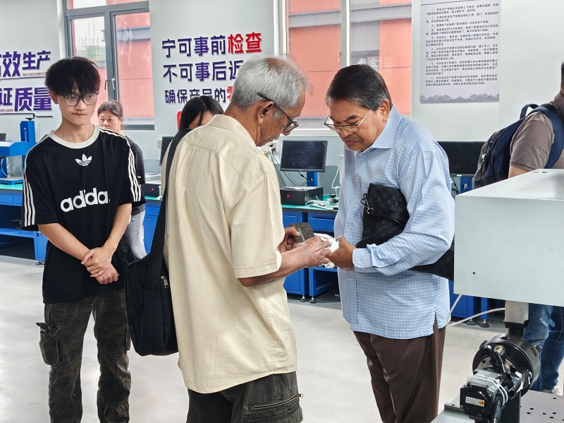 Malaysian customers visited Chuke Intelligent to inspect and purchase UV laser marking and laser cleaning machines