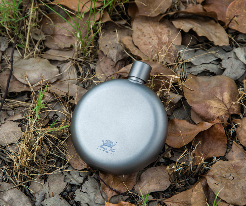 Titanium round flat hip flask Titanium round flat hip flask