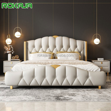 Modern hoog hoofdeinde gestoffeerd bed met gouden metalen decoraties