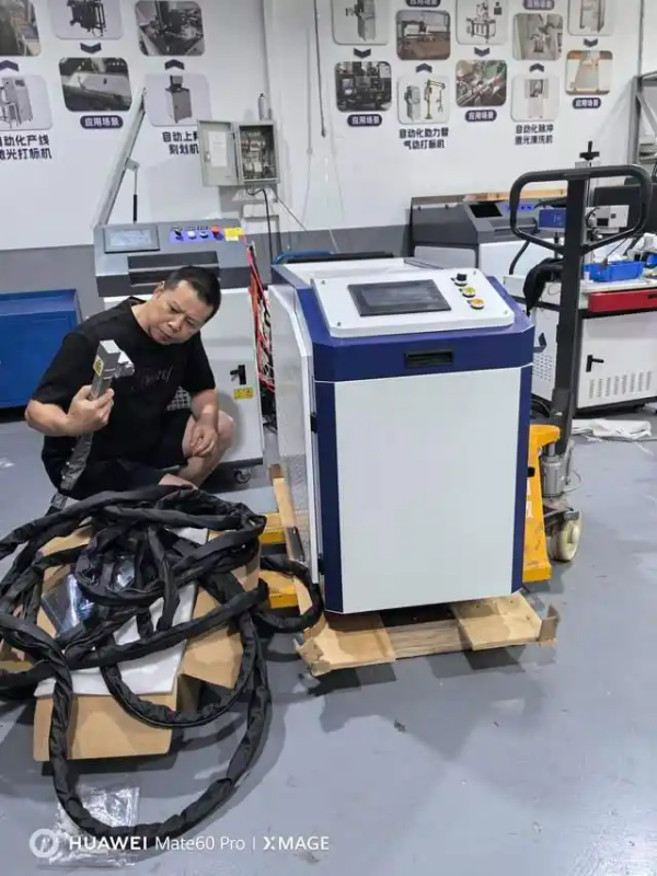 newly customized 3000W continuous laser cleaning machine