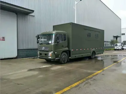 4x4 Dongfeng 7.2 meter container food truck trailer for sale