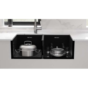 Azzar li ma jsaddadx fardal iswed quddiem sink tal-farmhouse moderna