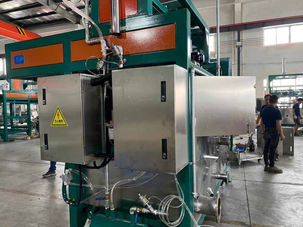 Automatic double-cylinder double-station forming machine