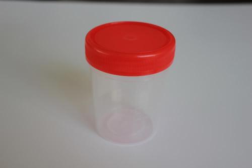 スプーンと実験用プラスチック製の単一使用検体カップ