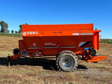 Agricultural tractor manure spreader