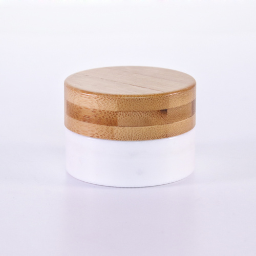 Jar à la crème blanche avec couvercle en bambou