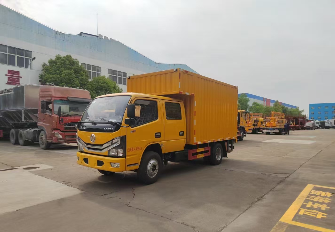 Wing Up Van with Extra Storage Space