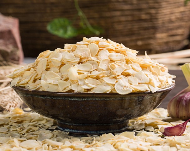 Dehydrated garlic flakes