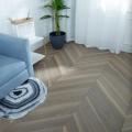 灰色のシェブロンウォールナットで設計された堅木張りの床