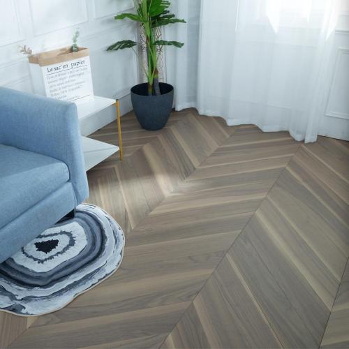 Plancher de bois franc d&#39;ingénierie noyer chevron gris