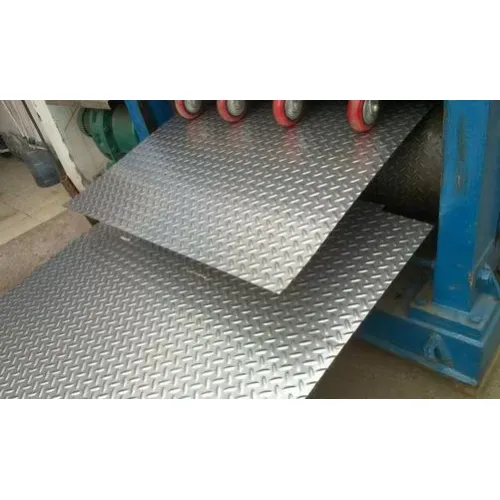 Plat dan lembaran yang diturunkan aluminium lusuh