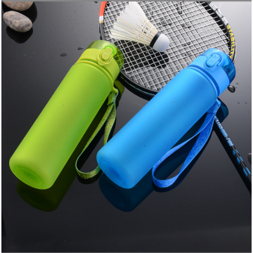 Bouteille d&#39;eau de sport portable de rebond en plastique avec poignée