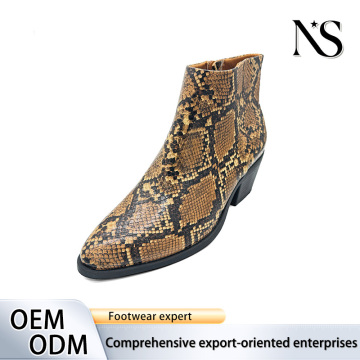Snake-Print spetsad tå chunky häl ankelstövlar