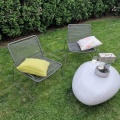 Unregelmäßiger glatte weiße Beton -Terrasse Tisch