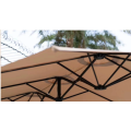 Grand parasol durable pour une utilisation sur un patio extérieur
