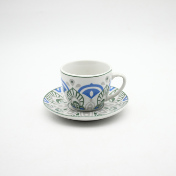 Set europei moderni e piatti in ceramica colorata moderna