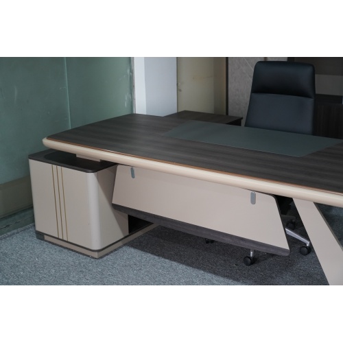 Mesa executiva moderna com armário lateral