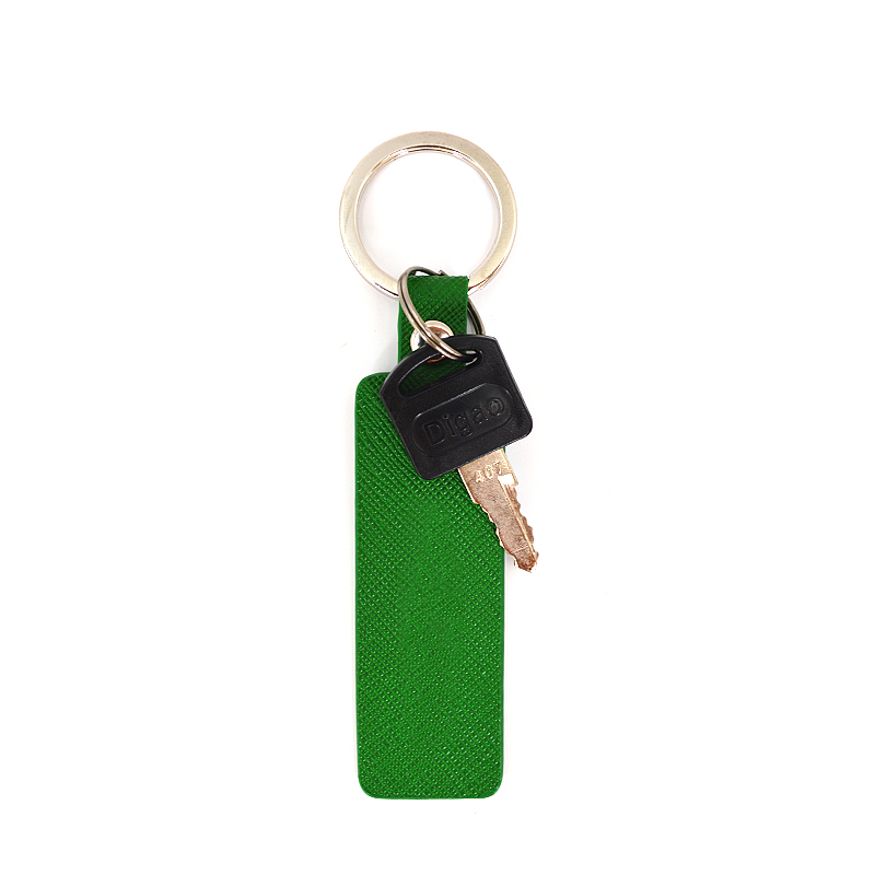 Chaveiro de couro personalizado em relevo Saffiano cor verde logotipo