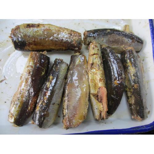 Poisson sardine en conserve dans de l&#39;huile végétale de poids différents