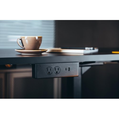 barrette d&#39;alimentation montée sous la table