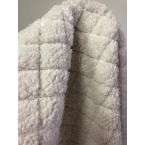 100% polyester Sherpa fleece med präglat tyg